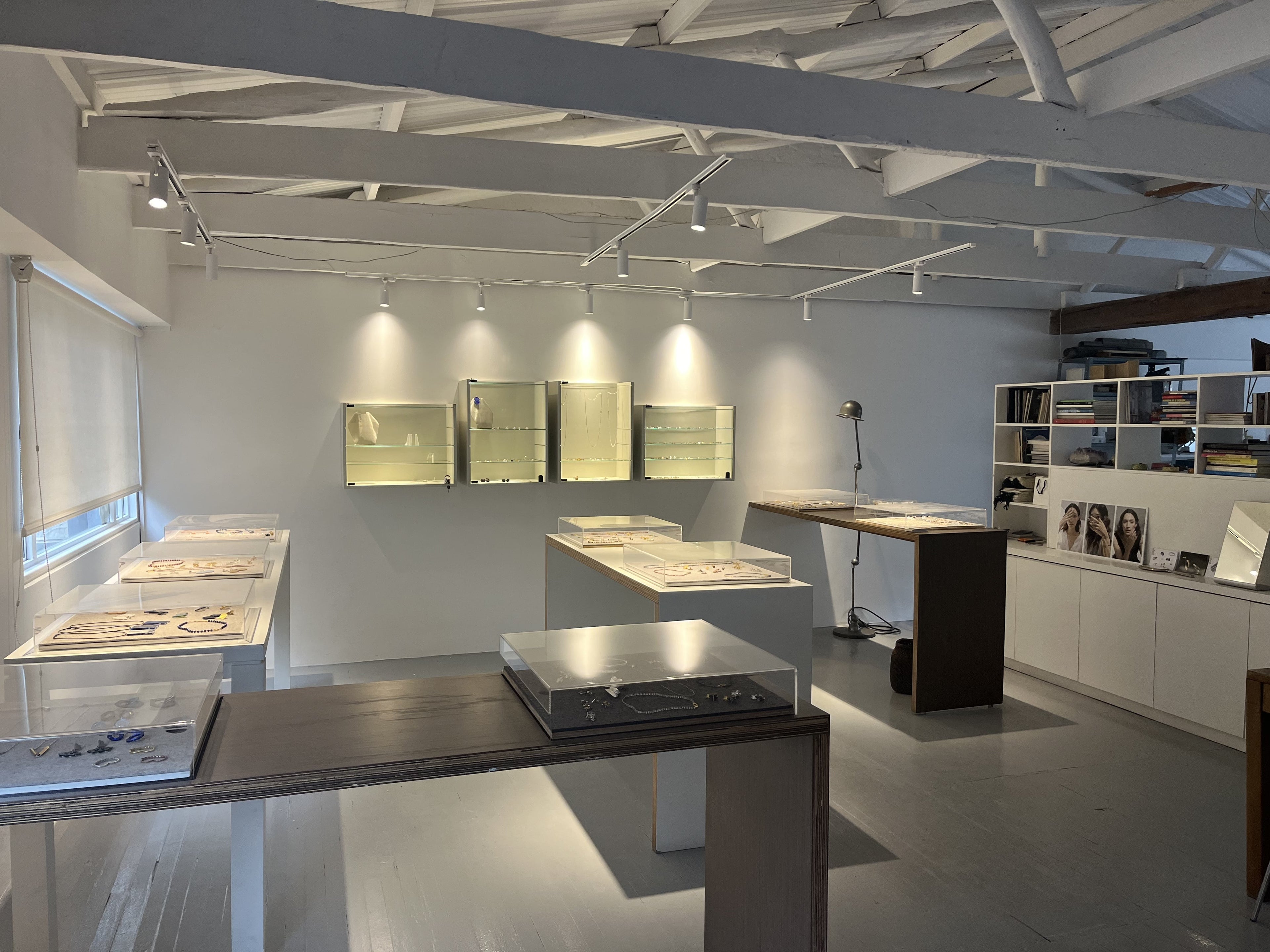 Vista del taller y boutique de Mariana Shuk en Bogotá, con vitrinas de joyería artesanal, mesas de trabajo y piezas de diseño de producto exhibidas en un espacio contemporáneo.