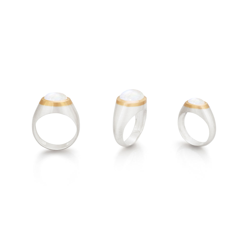 Tres tamaños de anillos piedra luna óvalo borde oro, foto con vista frontal. Joyería hecha a mano en plata y oro con piedra luna rainbow. Diseños exclusivos, hecho en Colombia por Mariana Shuk.