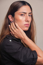 Anillo caracol taches en oro amarillo de 18k con 6 diamantes redondos, vista en modelo completa, alta joyería hecha a mano en Colombia.