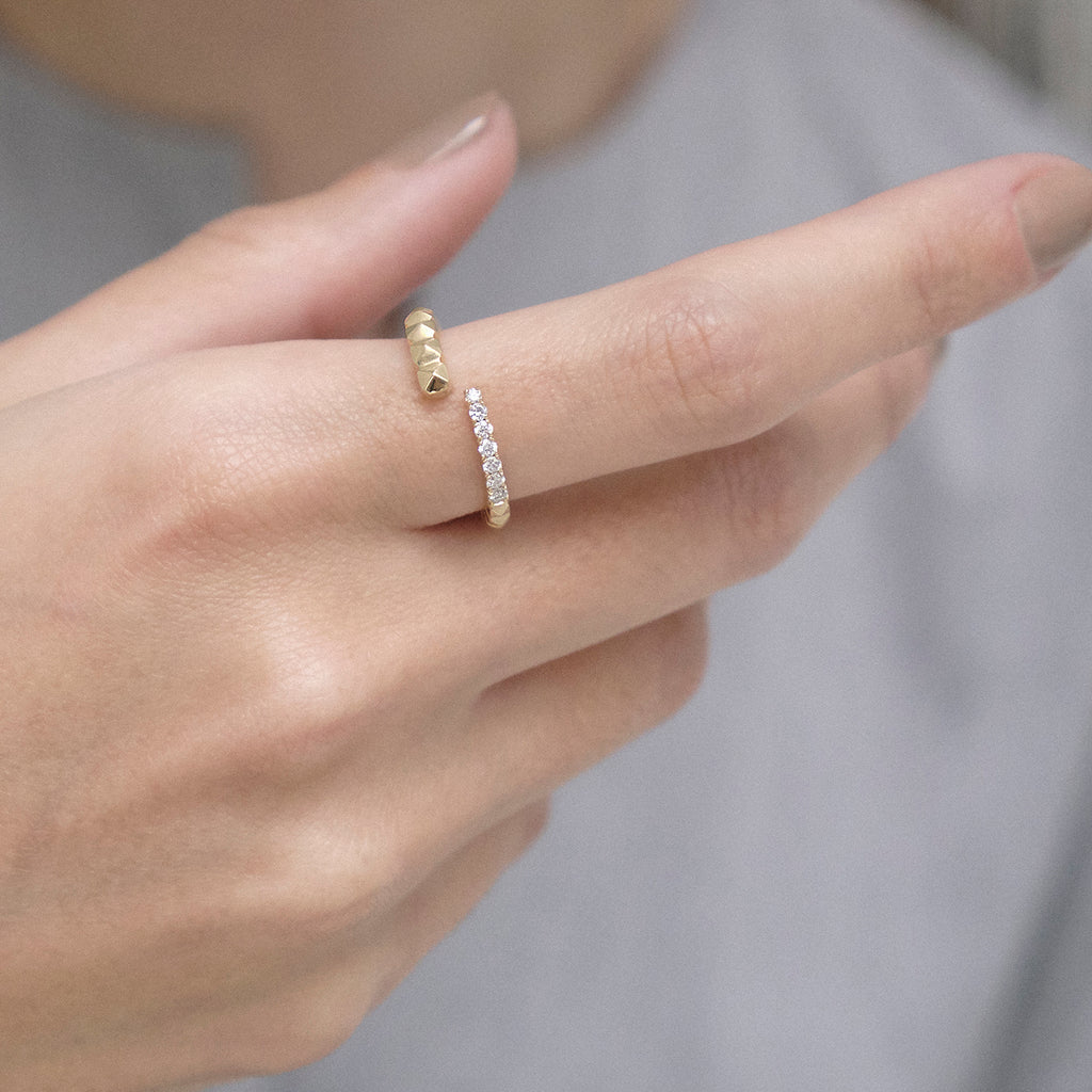 Anillo caracol taches en oro amarillo de 18k con 6 diamantes redondos, vista frontal en modelo, alta joyería hecha a mano en Colombia.