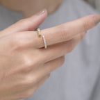 Anillo caracol taches en oro amarillo de 18k con 6 diamantes redondos, vista frontal en modelo, alta joyería hecha a mano en Colombia.