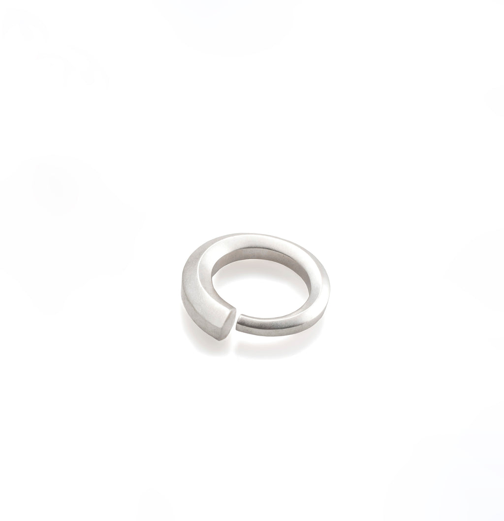 Anillo Caracol en plata, foto con vista frontal. Joyería artesanal inspirada en la naturaleza. Diseños exclusivos, hecho en Colombia por Mariana Shuk.