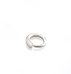 Anillo Caracol en plata, foto con vista frontal. Joyería artesanal inspirada en la naturaleza. Diseños exclusivos, hecho en Colombia por Mariana Shuk.