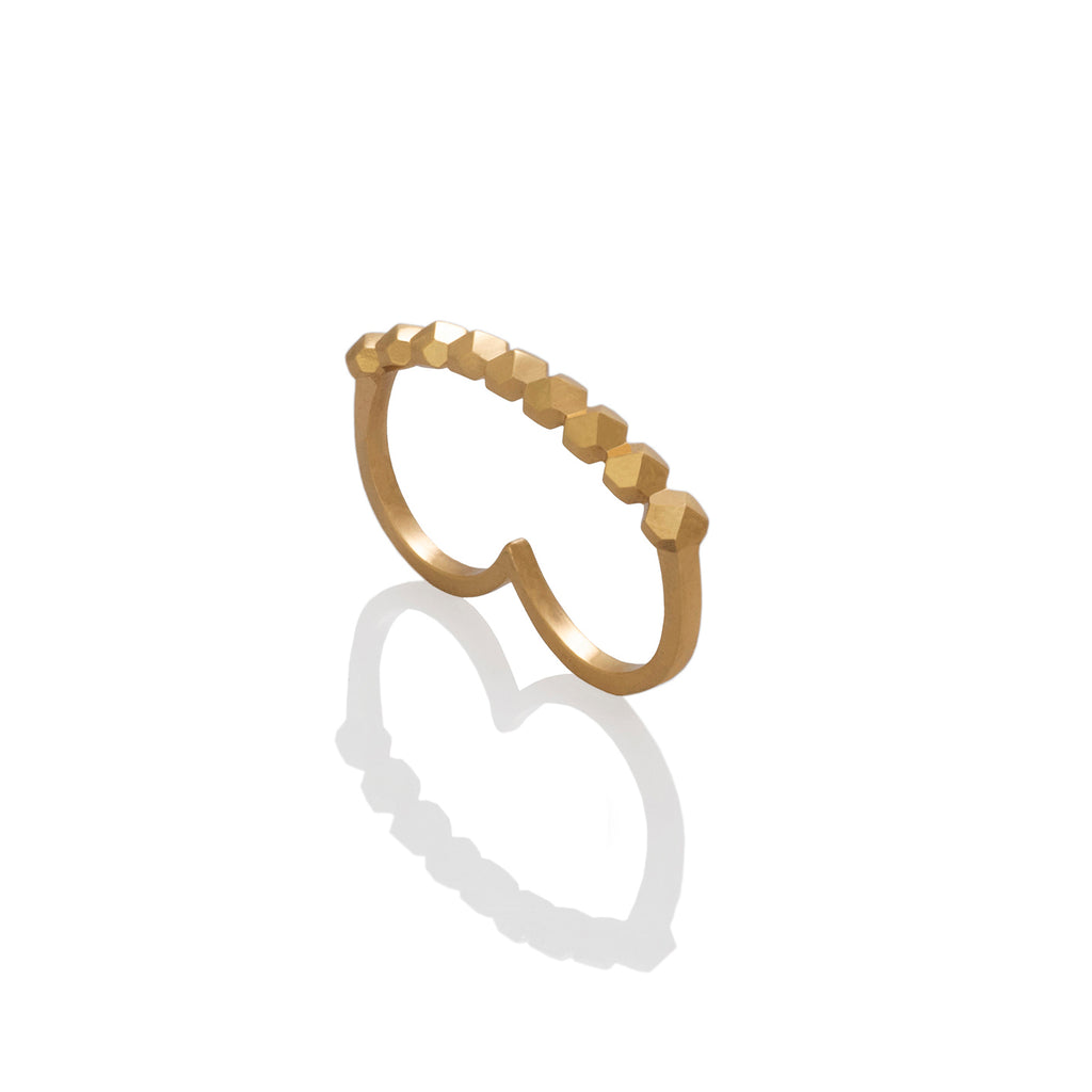 Anillo Doble Falange Taches, enchape oro amarillo, foto frontal. Joyería de autor, hecho en Colombia por Mariana Shuk.
