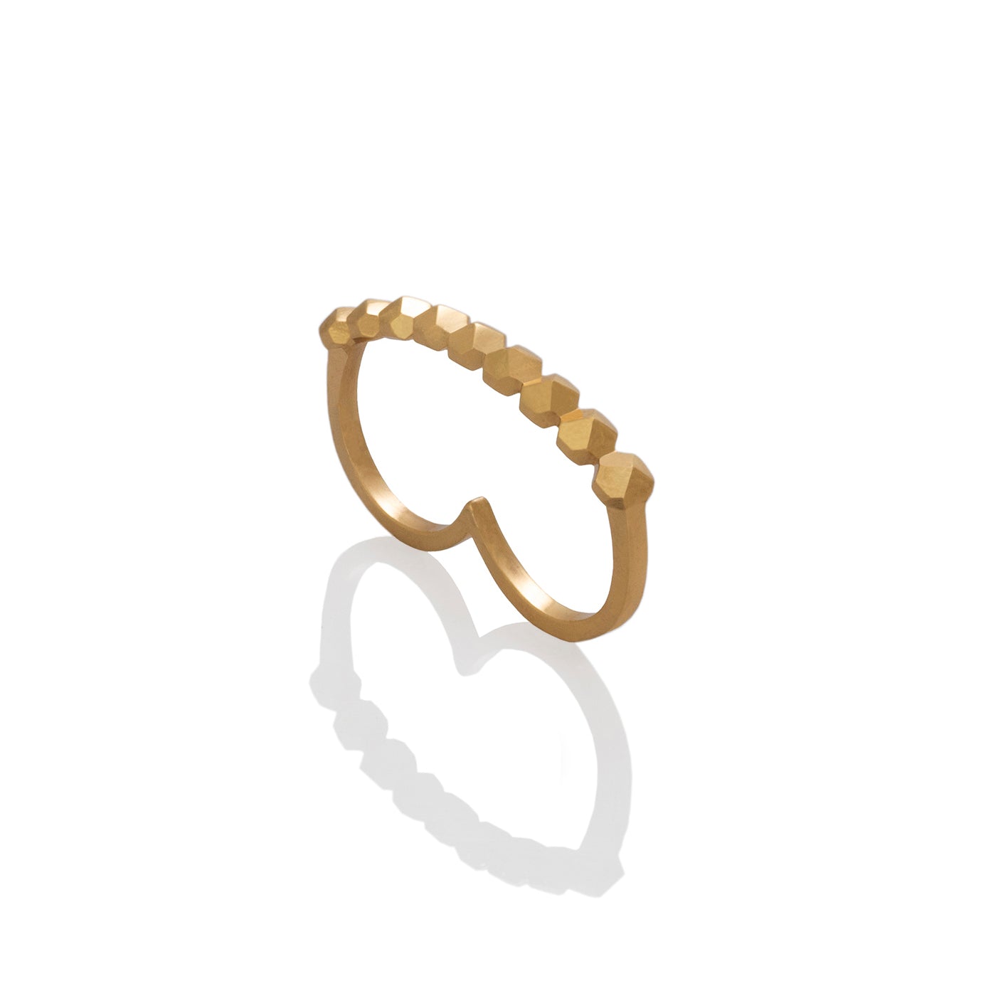 Anillo Doble Falange Taches, enchape oro amarillo, foto frontal. Joyería de autor, hecho en Colombia por Mariana Shuk.