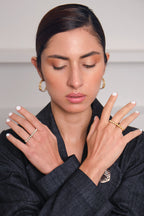 Anillo Doble Falange Taches, foto con modelo. Joyería de autor, hecho en Colombia por Mariana Shuk.