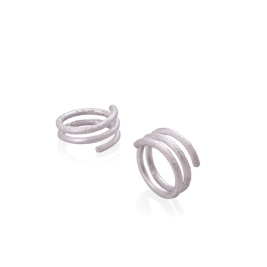 Anillo espiral río en plata 925, vista de foto frontal. Joyería de autor, hecho en Colombia por Mariana Shuk.