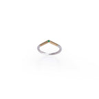 Anillo de matrimonio en plata 0.925 y oro amarillo 18k con esmeralda de 0.025 ct, vista frontal, alta joyería de autor hecha a mano en Colombia.