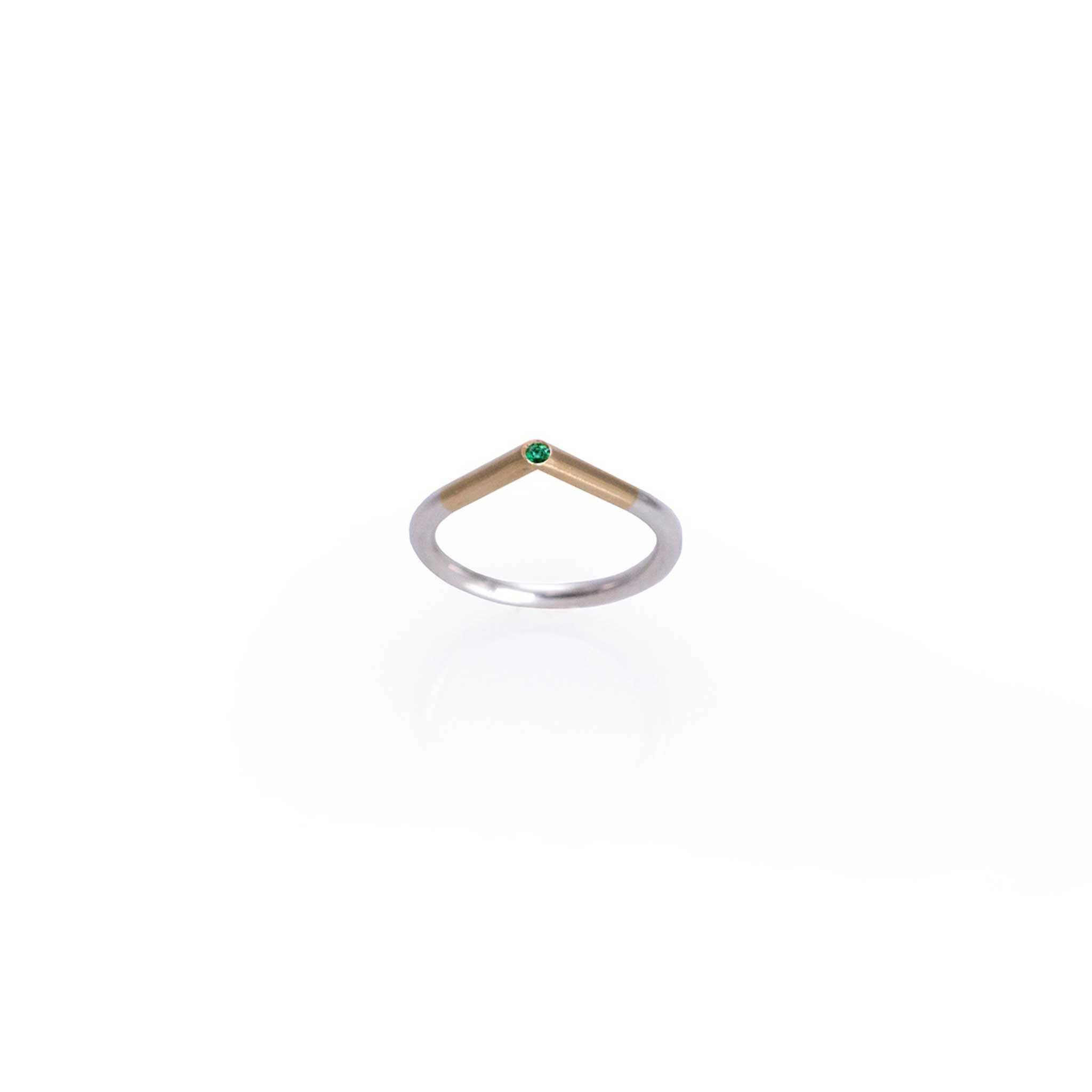 Anillo de matrimonio en plata 0.925 y oro amarillo 18k con esmeralda de 0.025 ct, vista frontal, alta joyería de autor hecha a mano en Colombia.