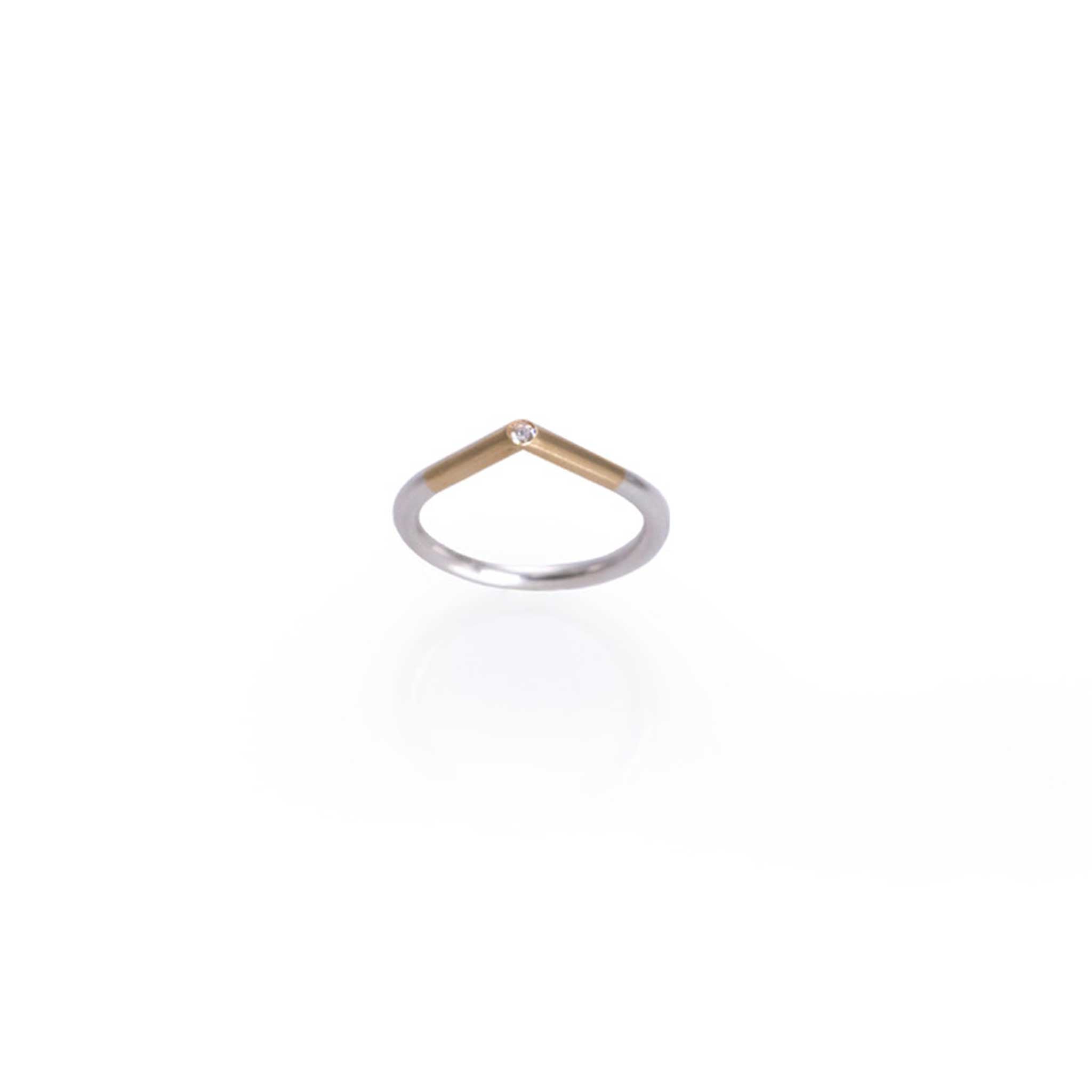 Anillo en plata 0.925 y oro amarillo 18k con diamante de 0.02 ct, vista frontal, alta joyería de autor hecha a mano en Colombia.