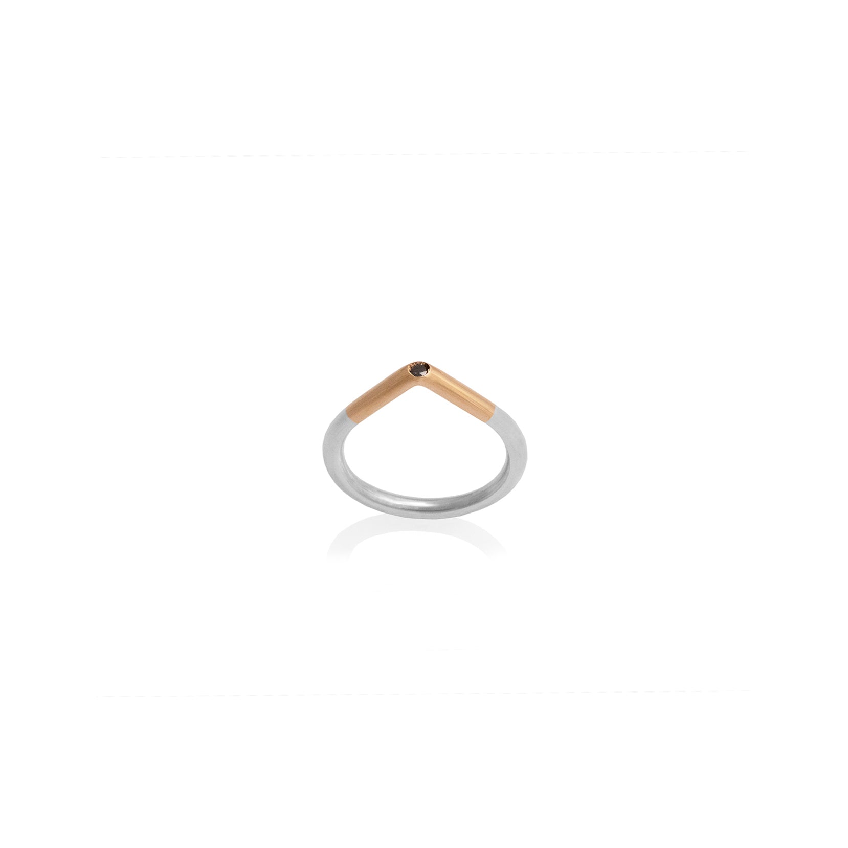 Anillo de en plata 0.925 y oro amarillo 18k con diamante negro de 0.03 ct, vista frontal, alta joyería de autor hecha a mano en Colombia.