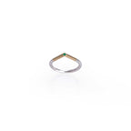 Anillo en plata 0.925 y oro amarillo 18k con esmeralda de 0.025 ct, vista frontal, alta joyería de autor hecha a mano en Colombia.