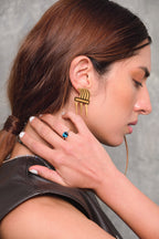 Anillo de oro amarillo 18k con topacio London óvalo vista con modelo frontal en dedo, joyería de autor, hecho en Colombia por Mariana Shuk.