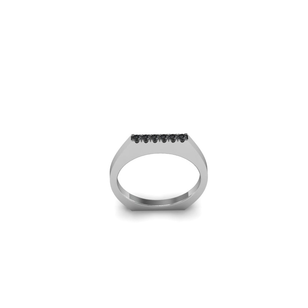 Anillo plano arriba diamantes negros en plata, foto con vista frontal. Joyería artesanal con contraste de luz y sombra. Diseños exclusivos, hecho en Colombia por Mariana Shuk.
