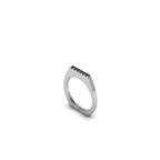 Anillo plano arriba diamantes negros en plata, foto con vista lateral. Joyería de autor contemporánea con brillo oscuro. Diseños exclusivos, hecho en Colombia por Mariana Shuk.
