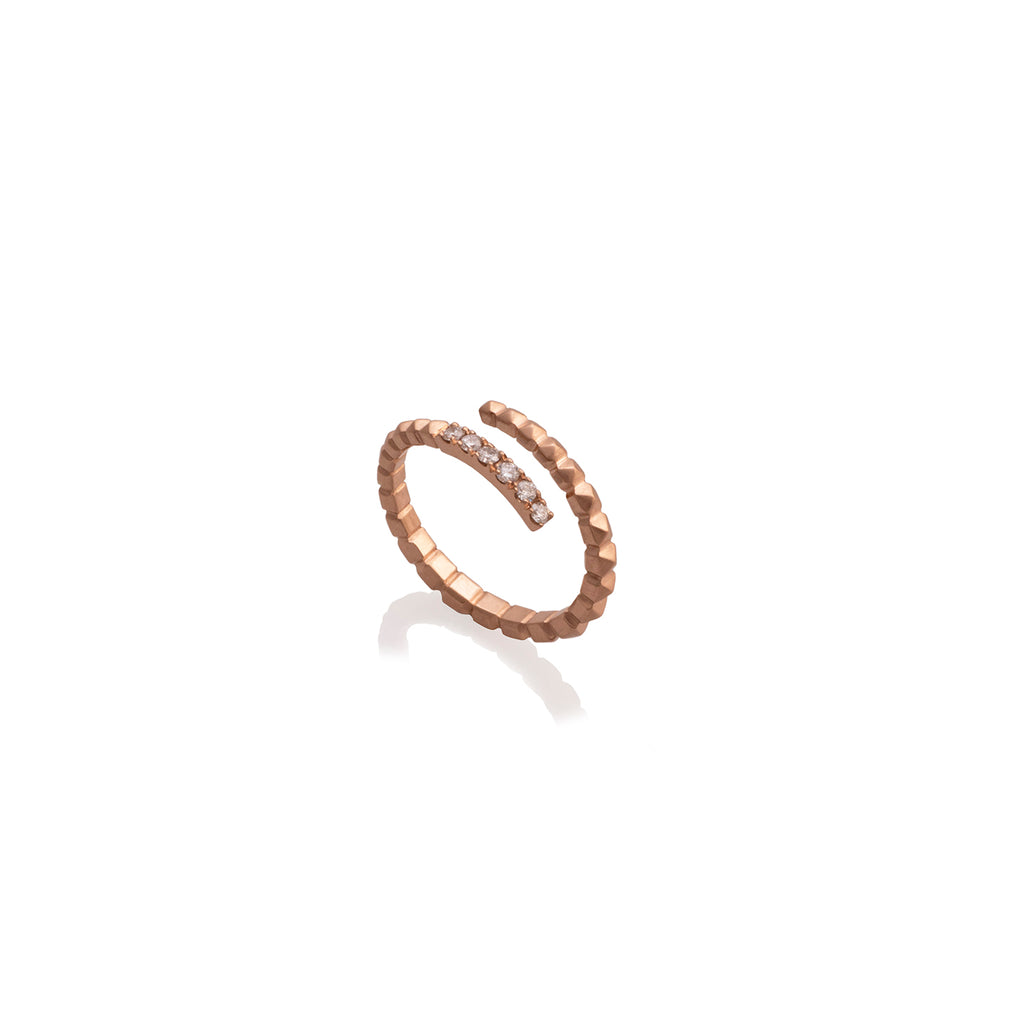 Anillo serpiente espiral en oro rosado de 18k con 6 diamantes, vista lateral izquierda, alta joyería hecha a mano en Colombia.