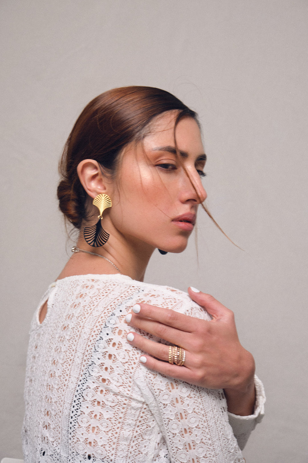 Anillo serpiente espiral en oro amarillo, blanco o rosado de 18k con 6 diamantes, foto con modelo, alta joyería hecha a mano en Colombia.