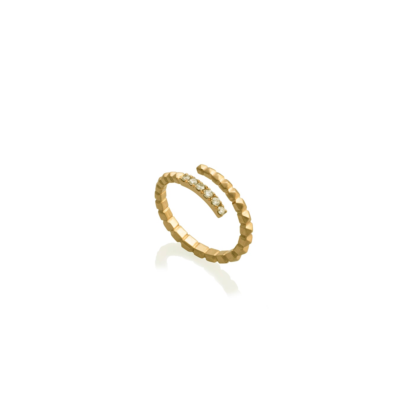 Anillo serpiente espiral en oro amarillo, de 18k con 6 diamantes, vista lateral, alta joyería hecha a mano en Colombia.