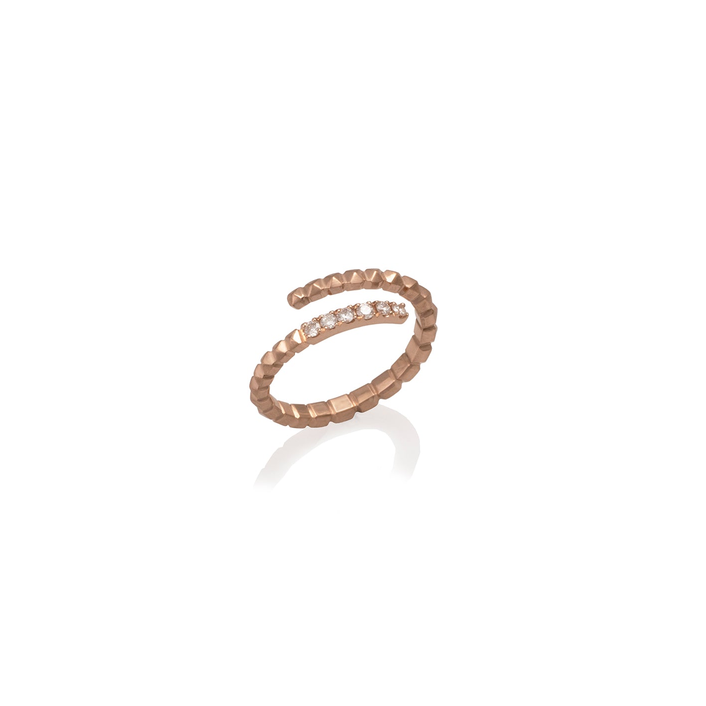 Anillo serpiente espiral en oro rosado de 18k con 6 diamantes, vista lateral, alta joyería hecha a mano en Colombia.
