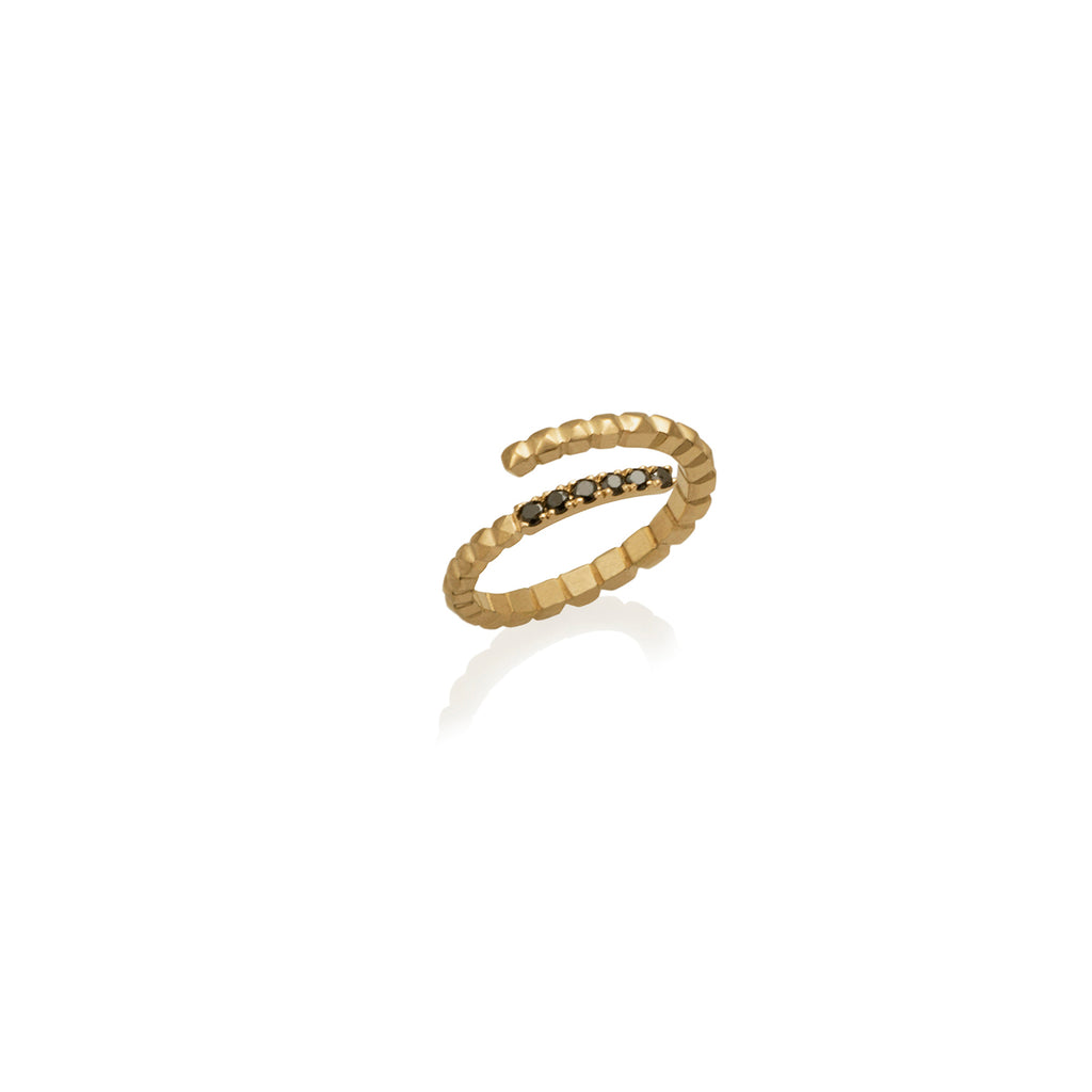 Anillo serpiente espiral en oro amarillo de 18k con 6 diamantes negros, vista frontal, alta joyería hecha a mano en Colombia.