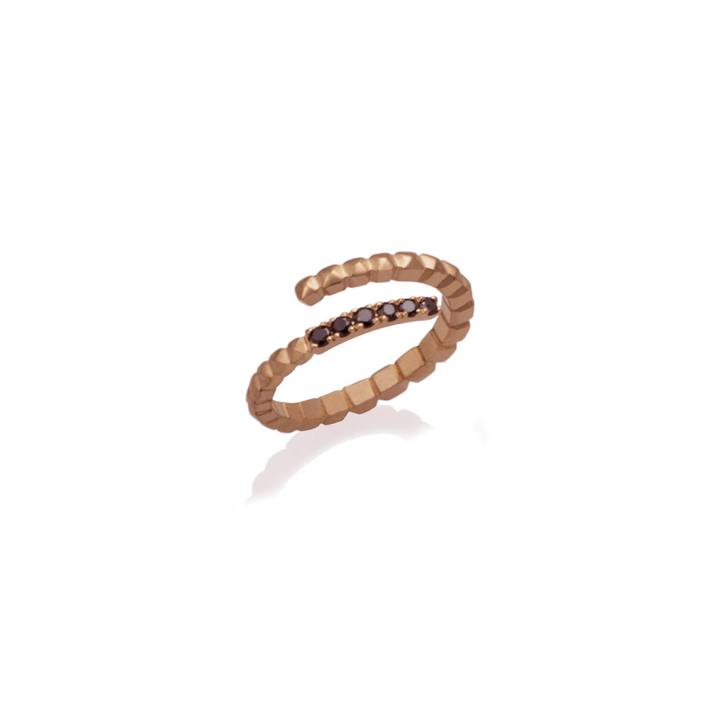 Anillo serpiente espiral en oro rosado de 18k con 6 diamantes negros, vista frontal, alta joyería hecha a mano en Colombia.