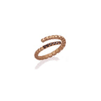 Anillo serpiente espiral en oro rosado de 18k con 6 diamantes negros, vista frontal, alta joyería hecha a mano en Colombia.