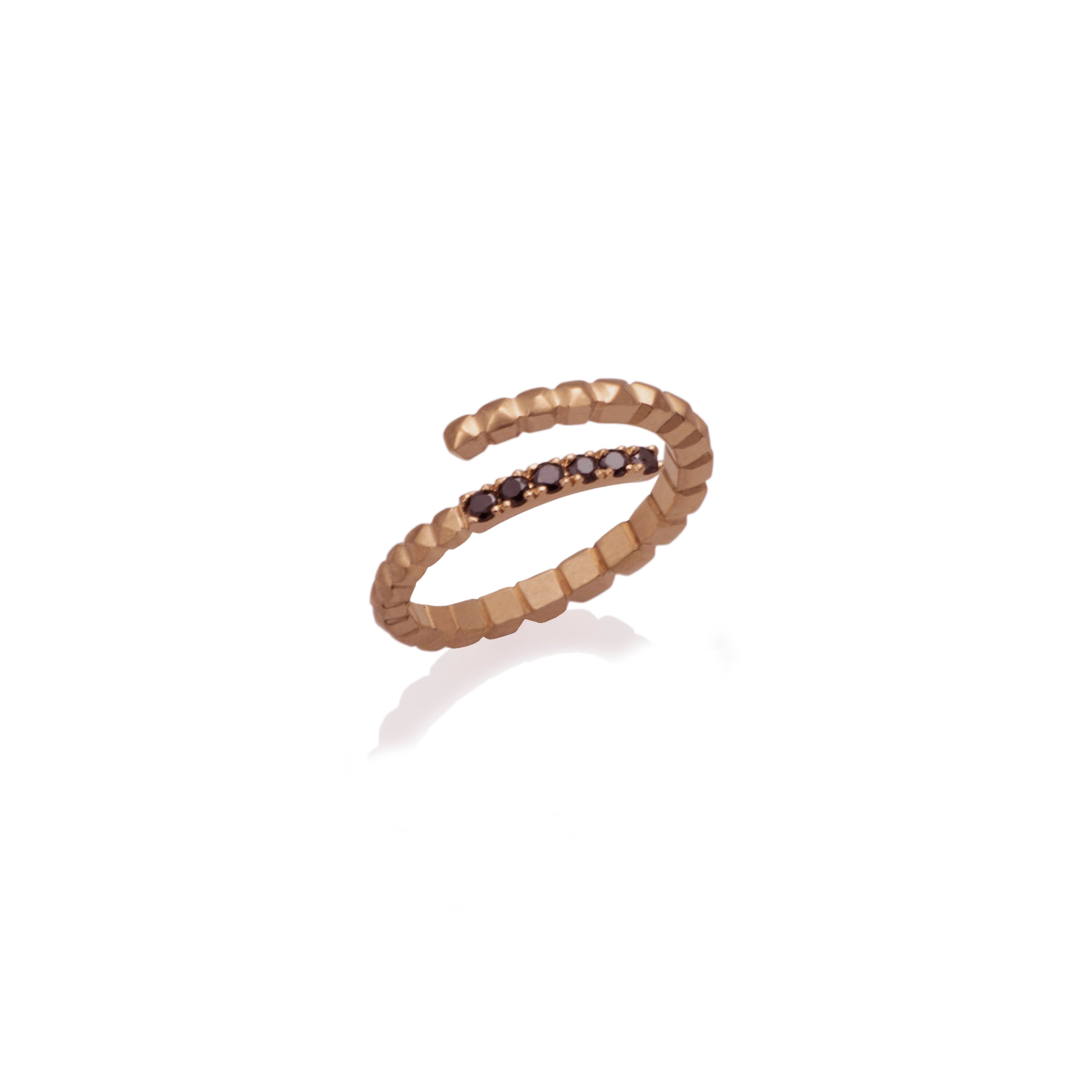 Anillo serpiente espiral en oro rosado de 18k con 6 diamantes negros, vista frontal, alta joyería hecha a mano en Colombia.