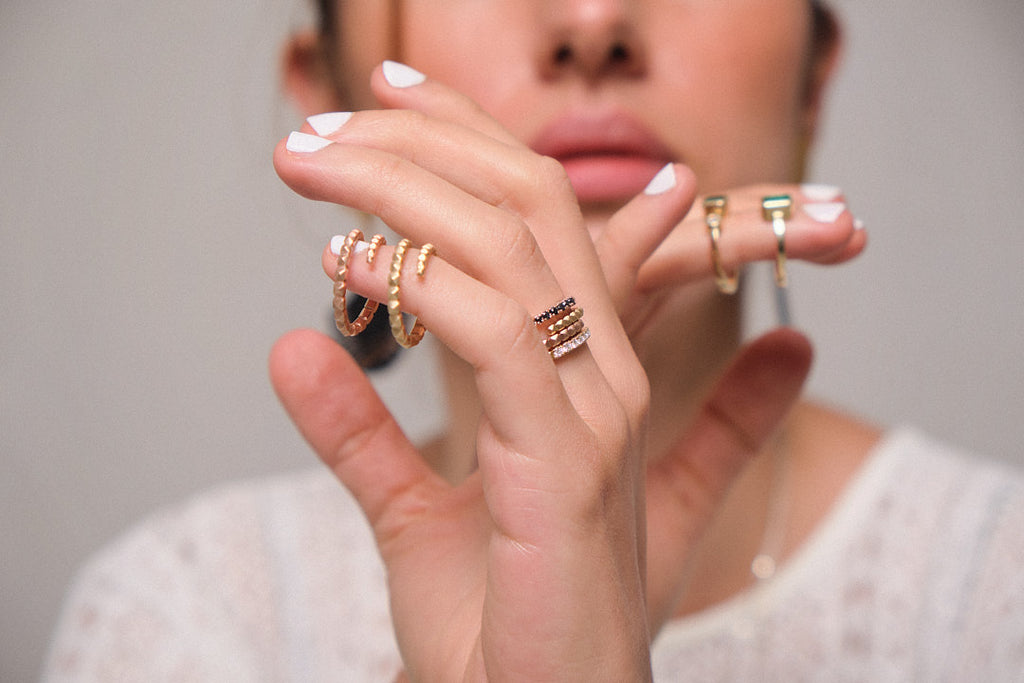 Anillo serpiente taches en oro amarillo 18k, vista modelo con otras opciones, alta joyería de autor hecha a mano en Colombia.