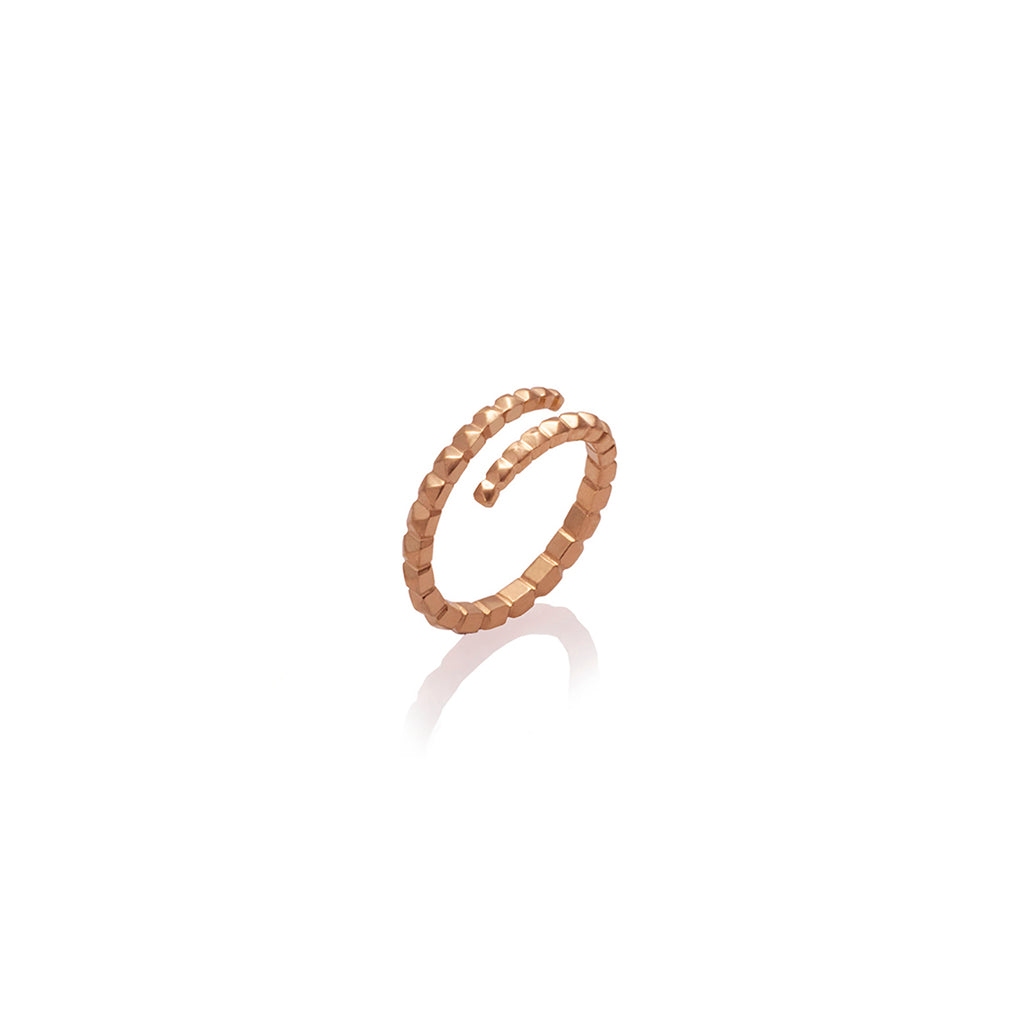 Anillo serpiente taches en oro rosado 18k, vista lateral, alta joyería de autor hecha a mano en Colombia.
