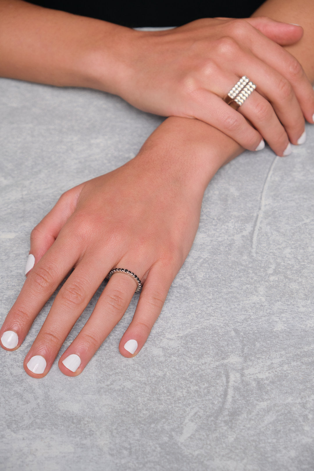 Anillo Taches doble en plata, foto con manos de modelo. Joyería de autor, hecho en Colombia por Mariana Shuk.