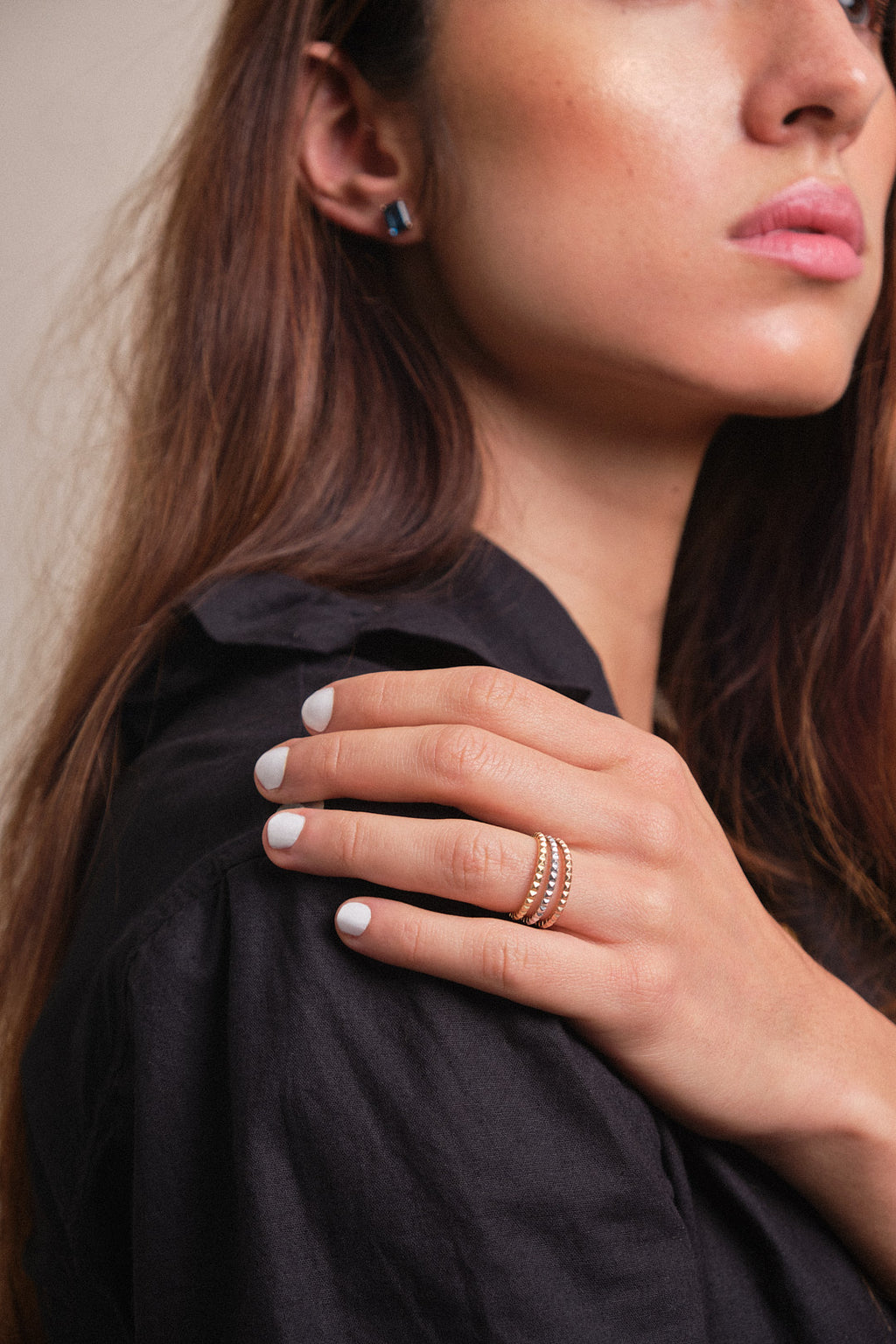 Anillo taches liviano en oro 18k amarillo, blanco o rosado, vista modelo, alta joyería hecha a mano en Colombia.