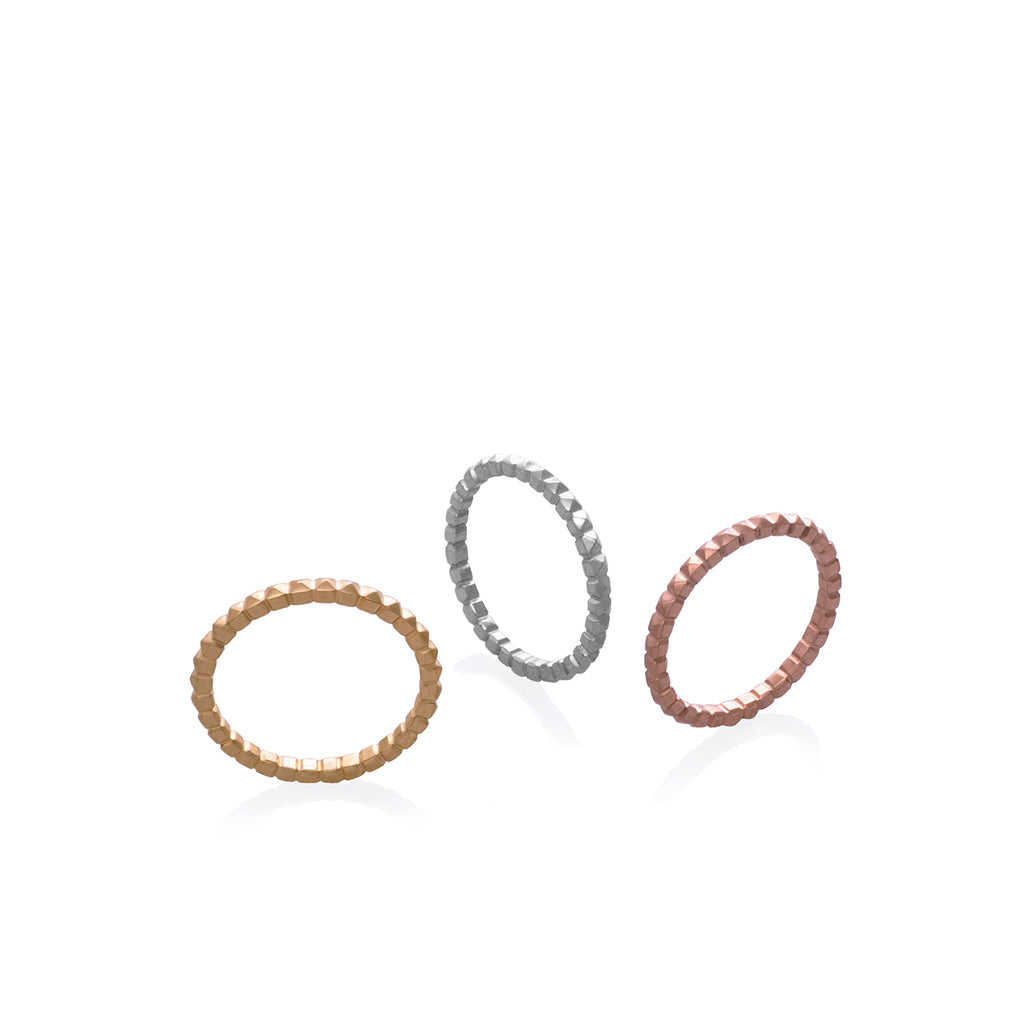 Anillo taches liviano en oro 18k amarillo, blanco o rosado, vista frontal de tres anillos, alta joyería hecha a mano en Colombia.