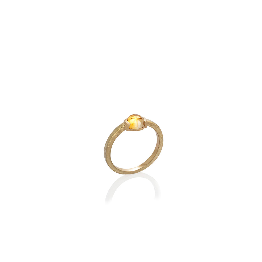 Anillo texturado en oro amarillo 18k con citrino talla rosa vista superior, joyería de autor, hecho en Colombia por Mariana Shuk.