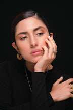 Anillos doble falange, con candongas nariguera precolombina con huecos en plata con enchape en oro amarillo, foto con modelo. Joyería artesanal inspirada en símbolos ancestrales. Diseños exclusivos, hecho en Colombia por Mariana Shuk.