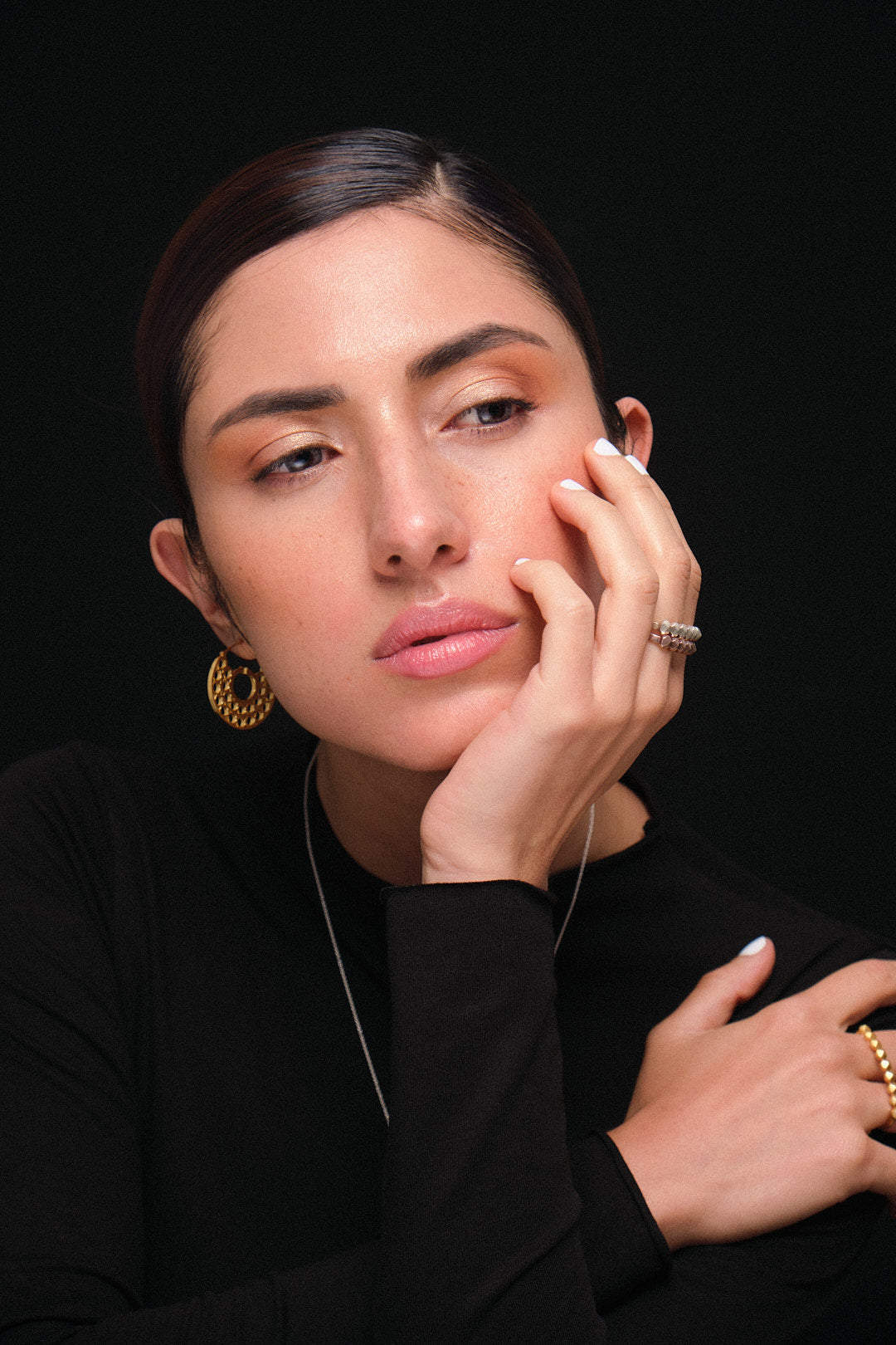 Anillos doble falange, con candongas nariguera precolombina con huecos en plata con enchape en oro amarillo, foto con modelo. Joyería artesanal inspirada en símbolos ancestrales. Diseños exclusivos, hecho en Colombia por Mariana Shuk.