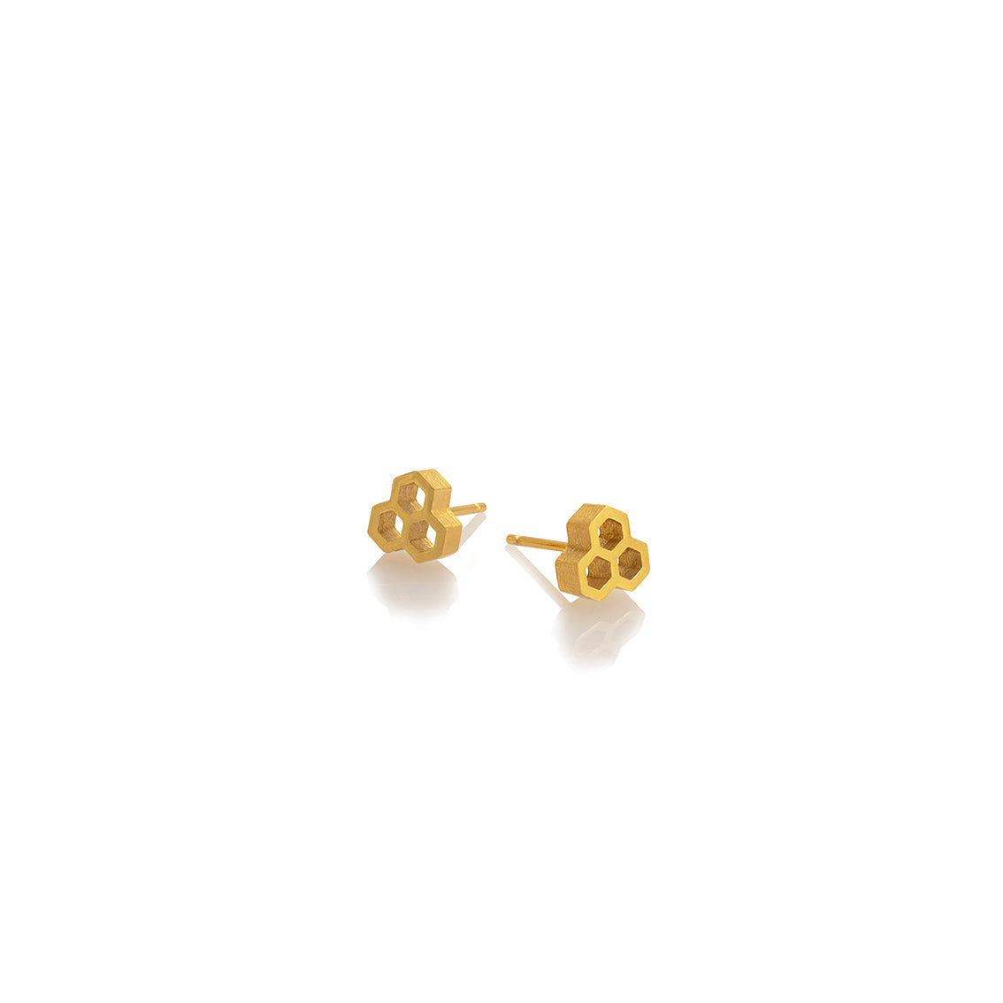Aretes colmena en plata 925 con enchape en oro amarillo (vermeil), foto con vista frontal. Joyería de autor, hecho en Colombia por Mariana Shuk.