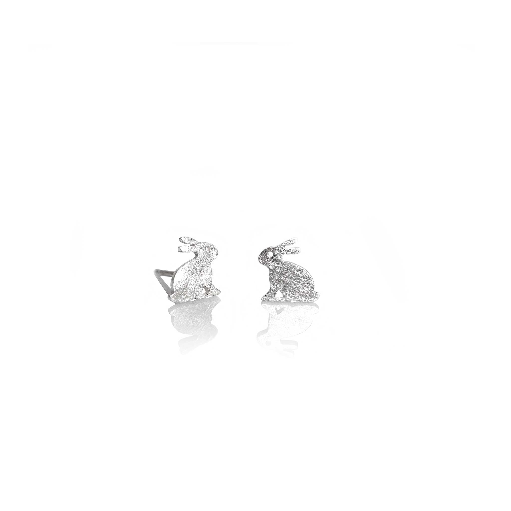 Aretes conejo en plata 925, foto con vista frontal. Joyería de autor, hecho en Colombia por Mariana Shuk.