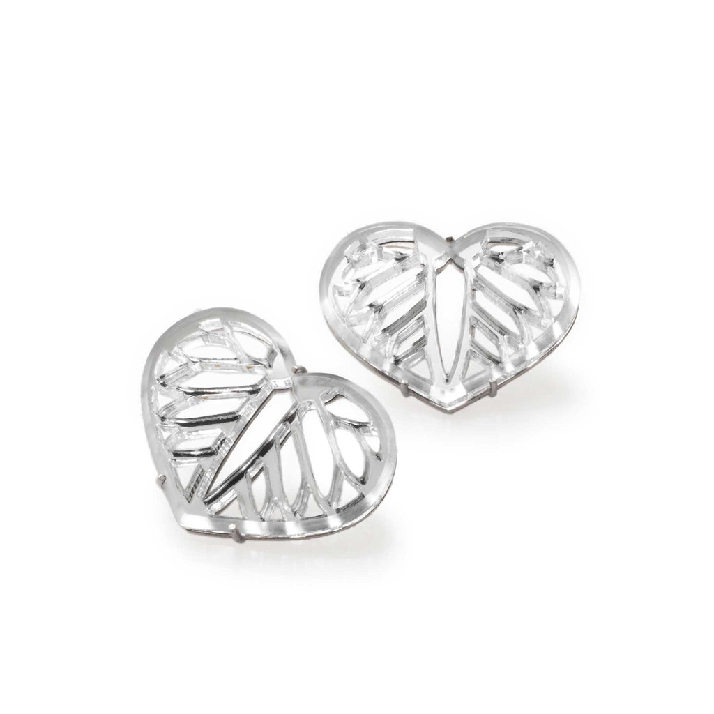 Aretes corazón espejo en plata y acrílico de 30x25x25mm, vista frontal. Joyería de autor, hecho en Colombia por Mariana Shuk.