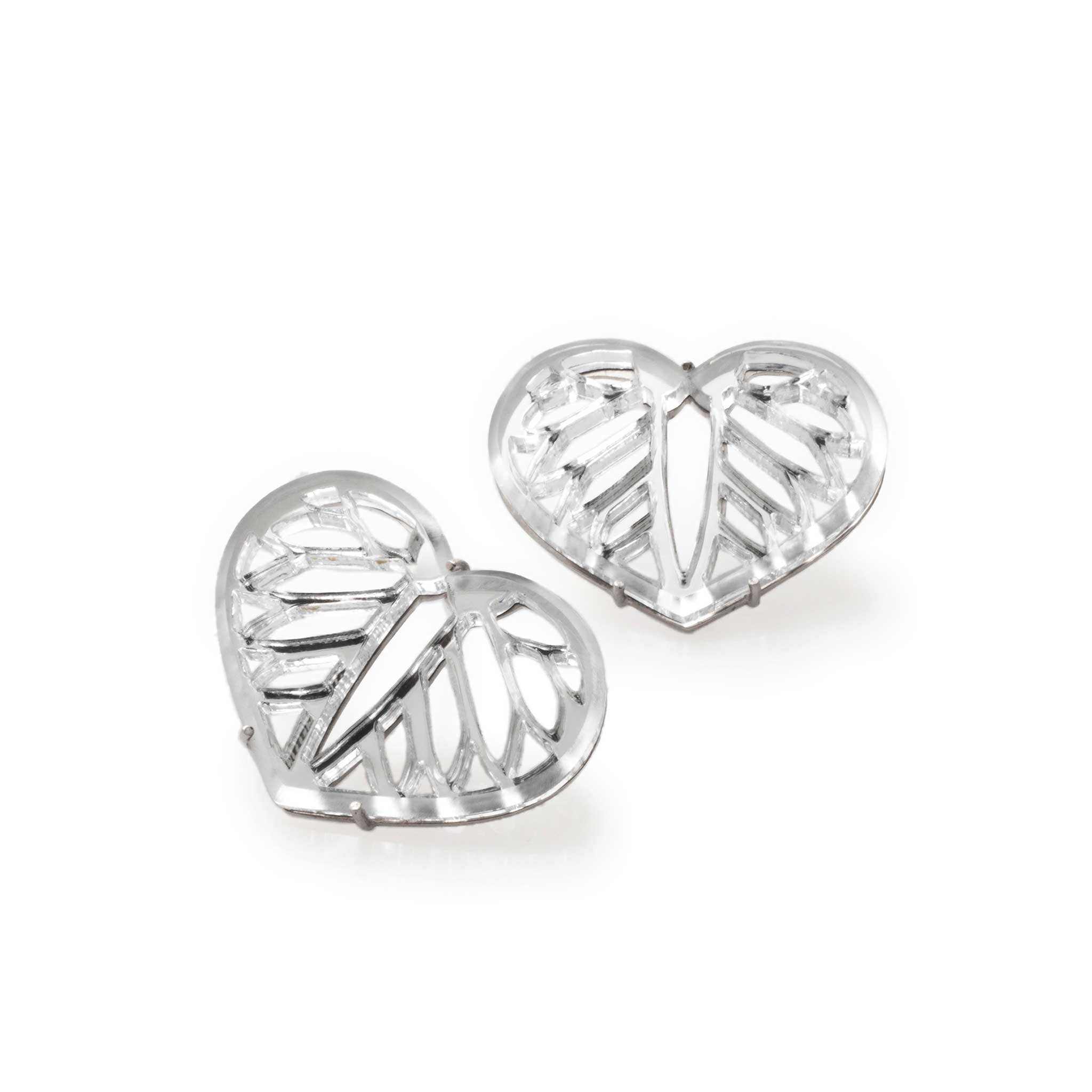 Aretes corazón espejo en plata y acrílico de 30x25x25mm, vista frontal. Joyería de autor, hecho en Colombia por Mariana Shuk.