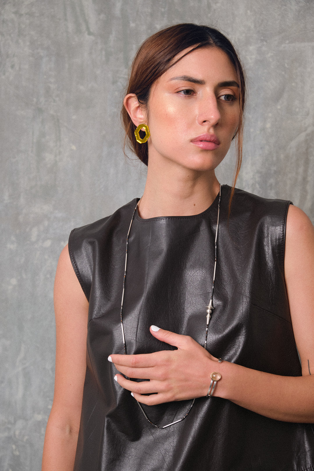 Aretes Hex amarillo, collar Noguchi hematita y miyuki en plata, y brazalete  cuarzo rutilo, foto con modelo. Joyería hecha a mano con inspiración escultórica. Diseños exclusivos, hecho en Colombia por Mariana Shuk.