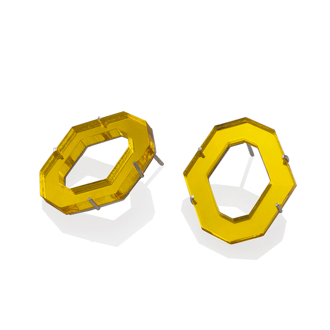 Aretes hexágono medianos en acrílico espejo color amarillo y plata 925. Diseño geométrico contemporáneo hecho a mano en Colombia por Mariana Shuk.