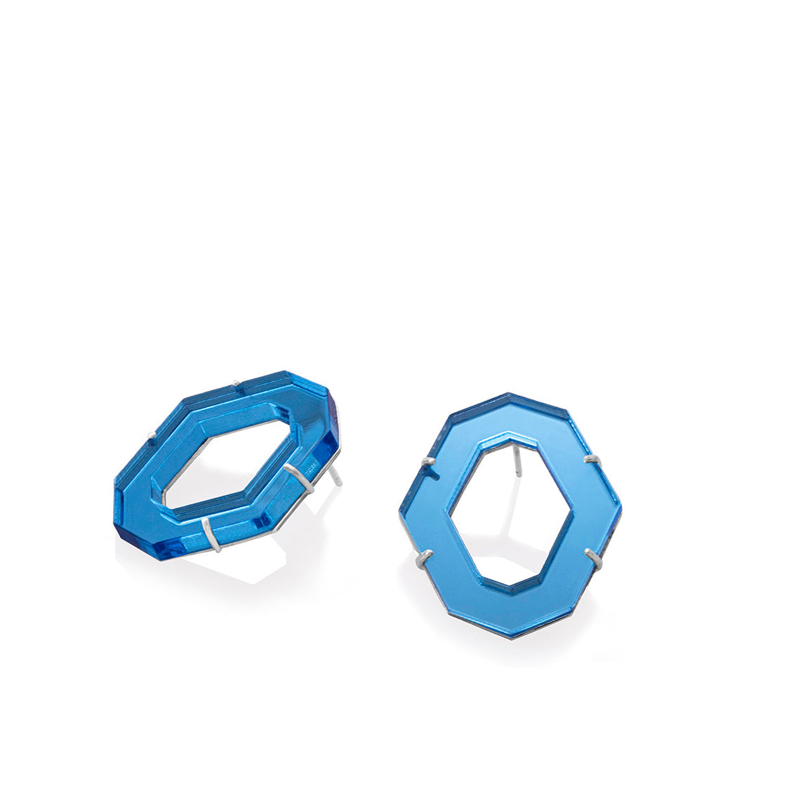 Aretes hexágono medianos en acrílico espejo color azul claro y plata 925. Joyería de autor hecha en Colombia por Mariana Shuk.