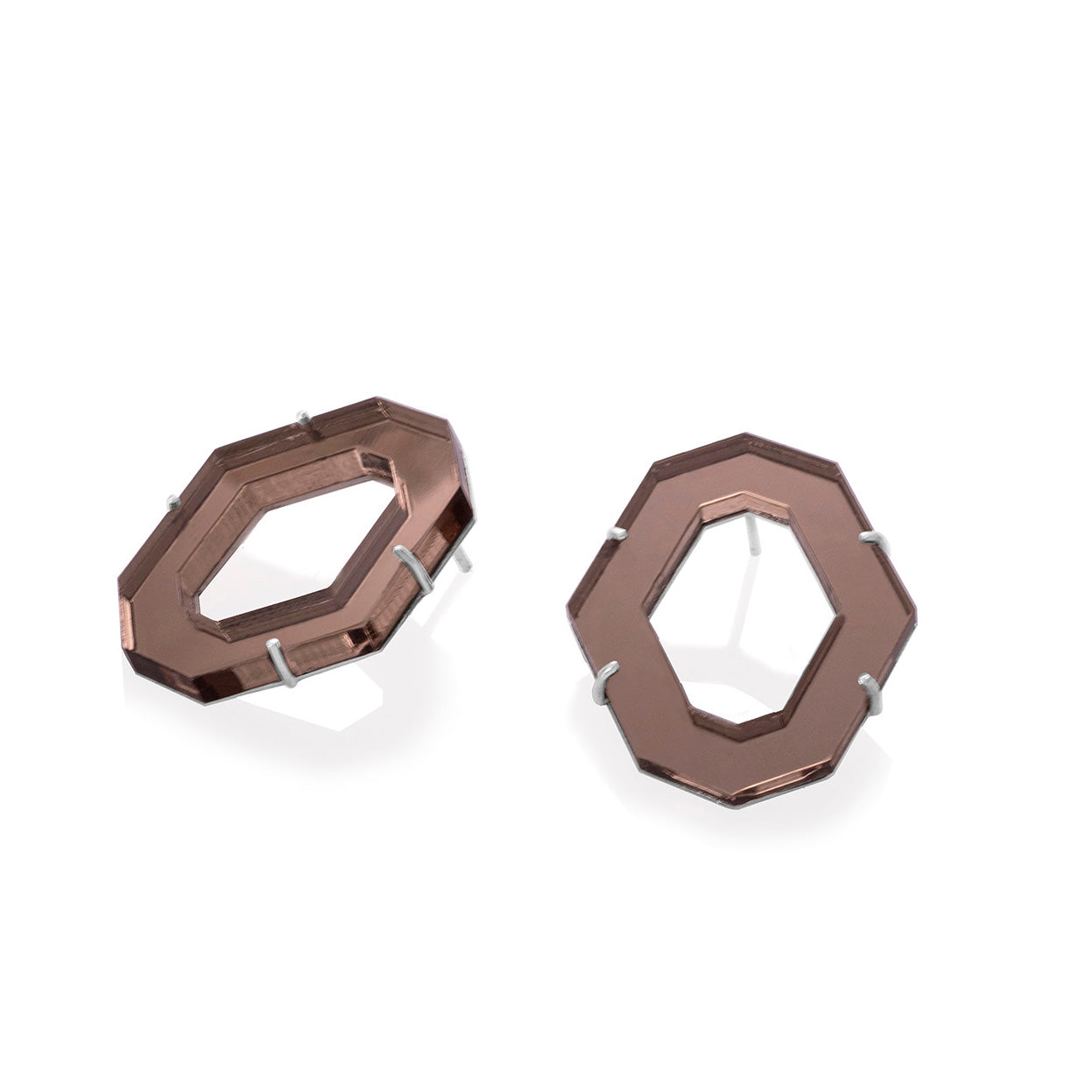 Aretes hexágono medianos en acrílico espejo color bronce y plata 925. Joyería artesanal contemporánea de la colección Prêt-à-Porterhecha en Colombia por Mariana Shuk.