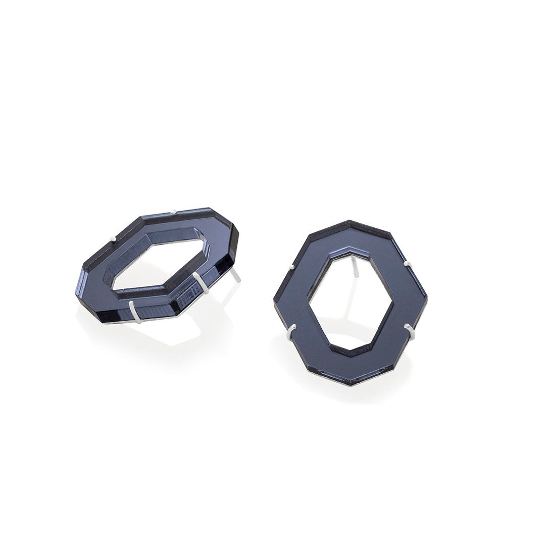 Aretes hexágono medianos en acrílico espejo color gris oscuro y plata 925. Diseño geométrico de la colección Prêt-à-Porterde Mariana Shuk.