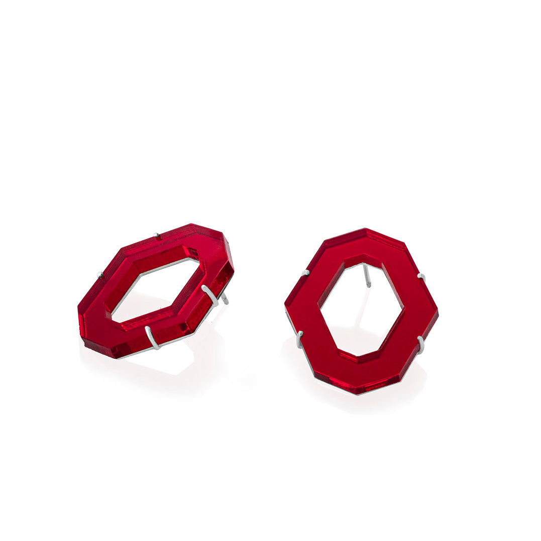 Aretes hexágono medianos en acrílico espejo color rojo y plata 925. Joyas artesanales de diseño moderno hechas en Colombia por Mariana Shuk.