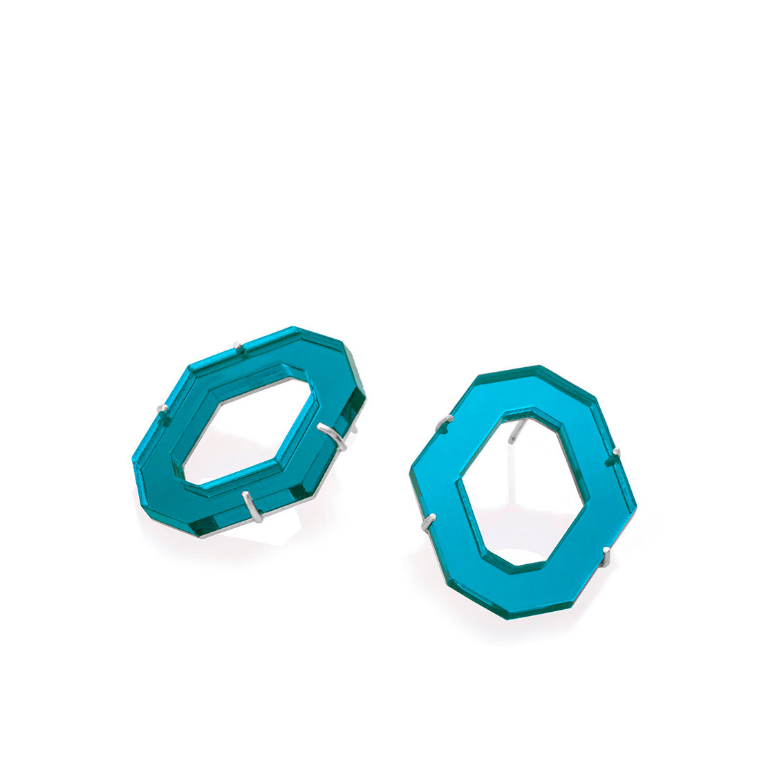 Aretes hexágono medianos en acrílico espejo color verde esmeralda y plata 925. Diseño geométrico inspirado en la naturaleza, hecho a mano en Colombia por Mariana Shuk.