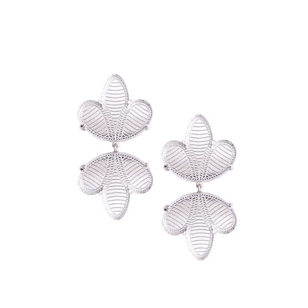 Aretes hojas espejo en plata y acrílico color plateado, vista frontal. Joyería de autor, hecho en Colombia por Mariana Shuk.