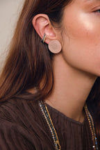 Aretes en plata 925 luna y sol, vista con modelo. Joyería de autor, hecho en Colombia por Mariana Shuk.