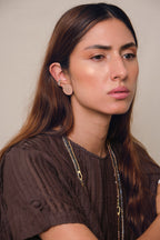 Aretes en plata 925 luna y sol, vista con modelo y collar. Joyería de autor, hecho en Colombia por Mariana Shuk.