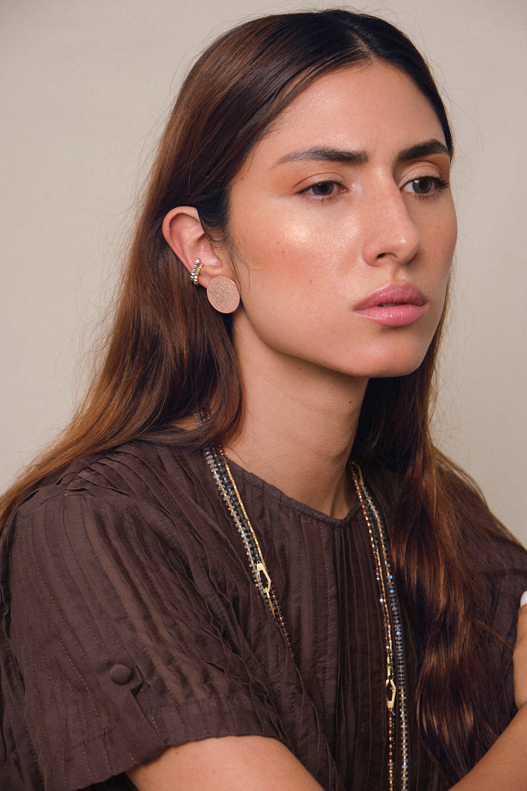 Aretes en plata 925 luna y sol, vista con modelo y collar. Joyería de autor, hecho en Colombia por Mariana Shuk.